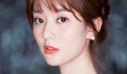 爆料乔欣上学戴牙套视频,青春校园照中意外现戴牙套细节